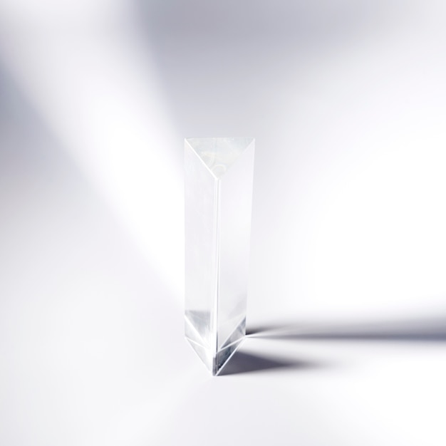 Prisma de cristal transparente sobre fondo blanco