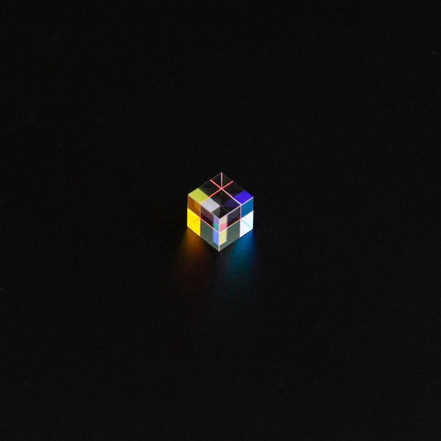 Prisma de cubo de color en la oscuridad