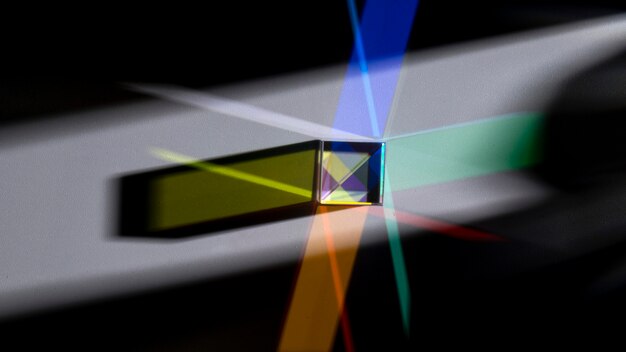Prisma dispersando luces de colores