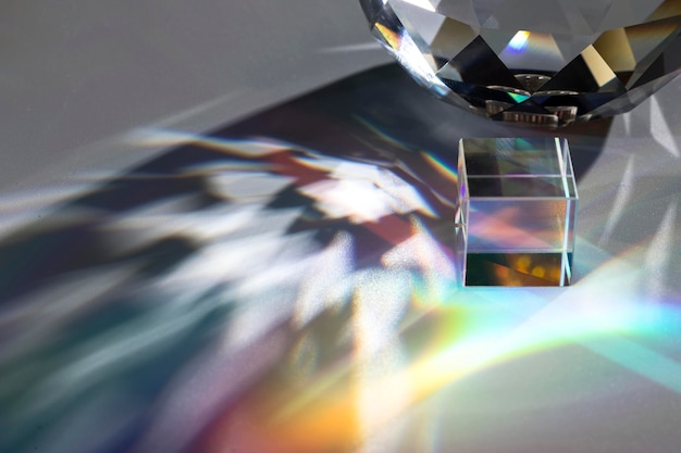 Prisma dispersando luces de colores