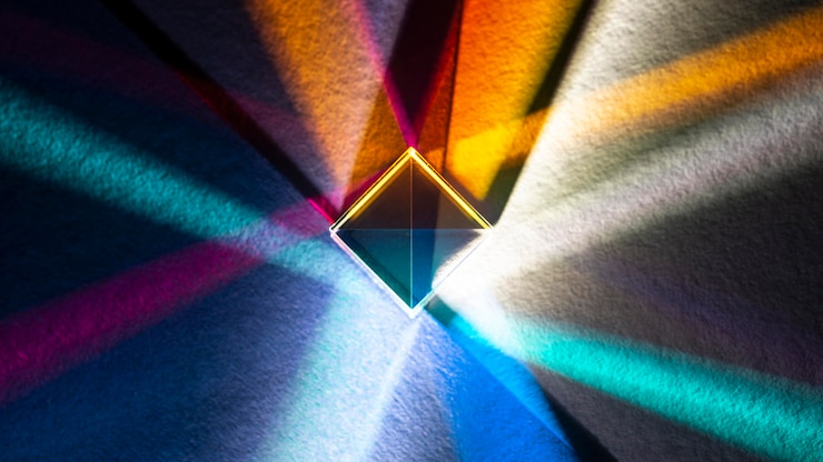 Foto gratuito prisma de dispersión de luz y efecto óptico
