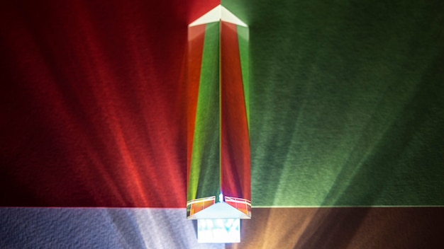 Foto gratuita el prisma se ilumina en verde y rojo en la vista superior de contraste