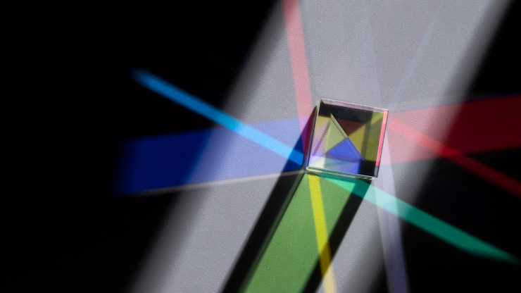 Foto gratuito prisma que dispersa las luces de colores