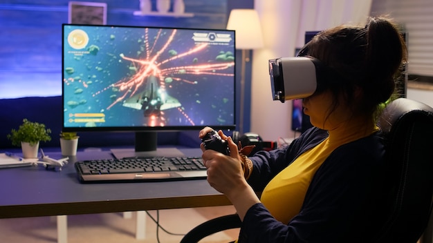 Foto gratuita pro cyber gamer que pierde el torneo de videojuegos en línea con casco de realidad virtual