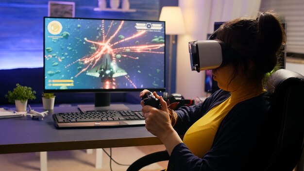 Pro cyber gamer que pierde el torneo de videojuegos en línea con casco de realidad virtual