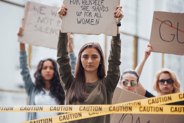 Problemas sociales. Grupo de mujeres feministas al aire libre protesta por sus derechos