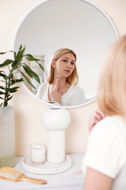 Procedimiento de cara de gua sha en curso de mujer