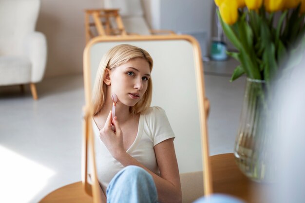 Procedimiento de cara de gua sha en curso de mujer