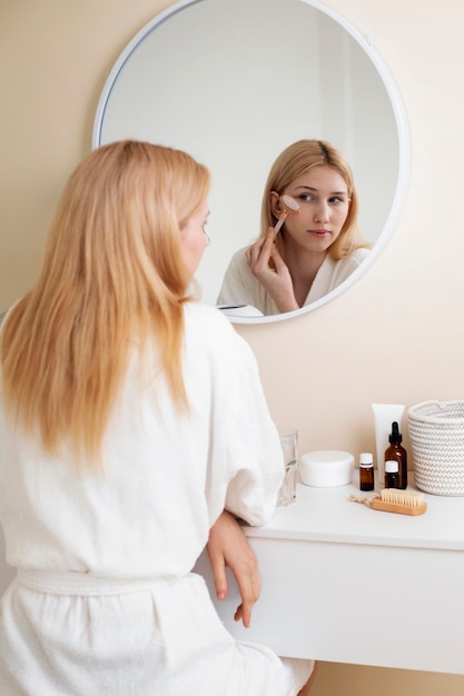 Procedimiento de cara de gua sha en curso de mujer