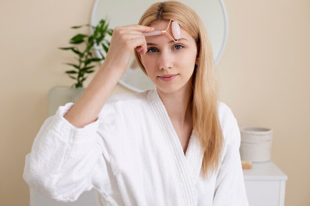 Procedimiento de cara de gua sha en curso de mujer