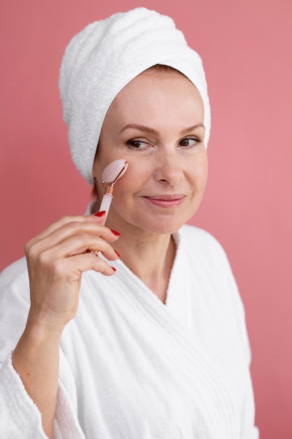 Procedimiento de cara de gua sha en curso de mujer