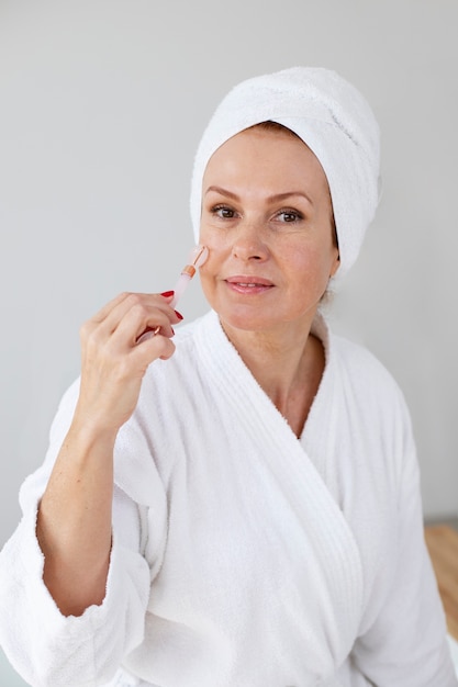 Procedimiento de cara de gua sha en curso de mujer