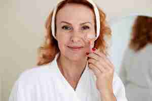 Foto gratuita procedimiento de cara de gua sha en curso de mujer