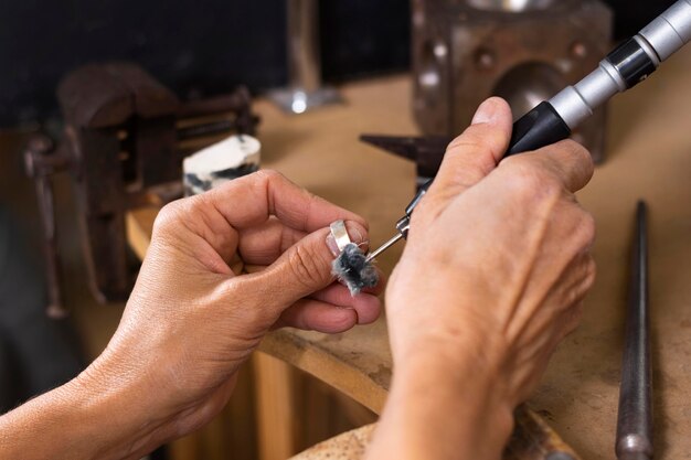 Proceso de anillo de fabricación de primer plano