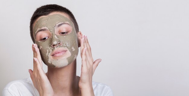 Proceso de aplicación para tratamiento de lodo facial.