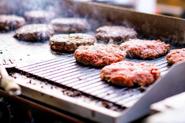 El proceso de asado a la parrilla para preparar chuletas de carne para hamburguesas. chuleta de hamburguesa con queso