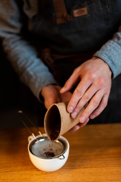 Foto gratuita proceso de café de alto ángulo en la cafetería.