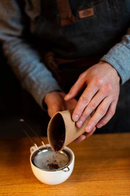 Proceso de café de alto ángulo en la cafetería.