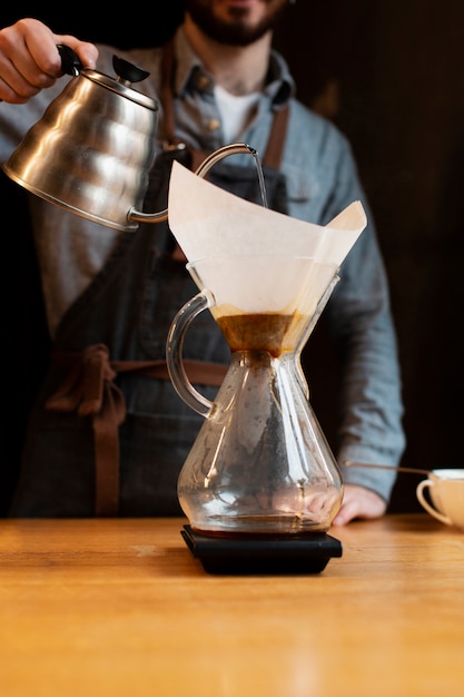 Proceso de café de ángulo bajo en el trabajo