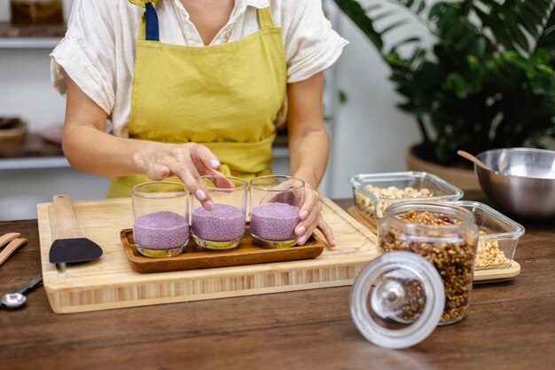 Proceso de cocción de los budines de chía. Leche de almendras mezclada con extracto de color natural rosa de fruta de dragón y semillas de chía.