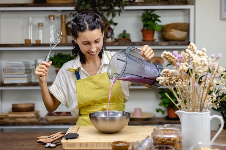 Foto gratuito proceso de cocción de los budines de chía. leche de almendras mezclada con extracto de color natural rosa de fruta de dragón y semillas de chía.