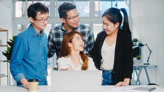 Proceso colaborativo de empresarios multiculturales que utilizan la presentación de la computadora portátil y la reunión de comunicación para generar ideas sobre la estrategia de éxito del plan de trabajo de los nuevos colegas del proyecto en la oficina en casa.