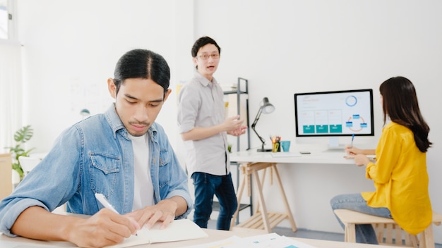 Proceso colaborativo de empresarios multiculturales que utilizan la presentación de la computadora portátil y la reunión de comunicación para generar ideas sobre la estrategia de éxito del plan de trabajo de los nuevos colegas del proyecto en la oficina en casa.