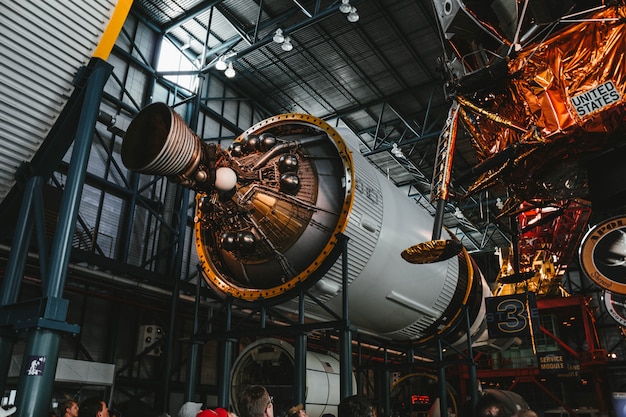 Foto gratuita proceso de construcción de un motor de cohete espacial