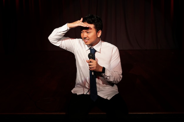 Foto gratuita el proceso de creación de comedia de stand up