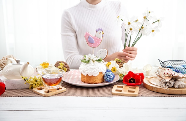 El proceso de decorar una composición con pastel de Pascua. El concepto de decoración para las vacaciones de Semana Santa.