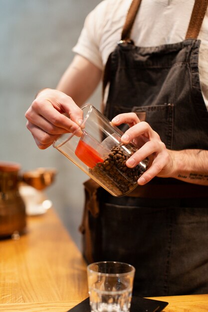 Proceso de elaboración de café en primer plano