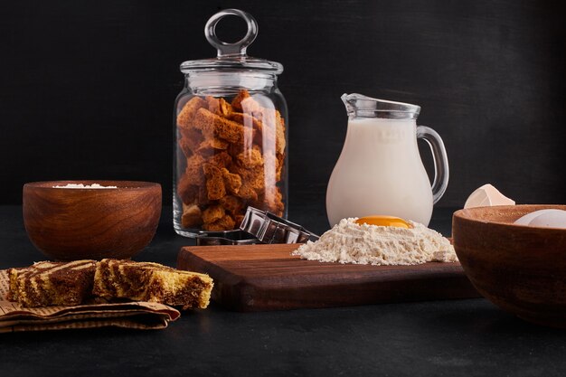 Proceso de elaboración de pastelería o panadería con ingredientes.