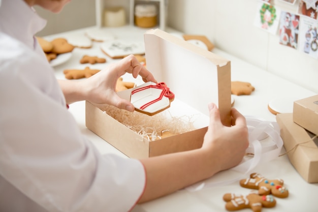 Proceso de empacar galletas de pan de jengibre en una caja de kraft