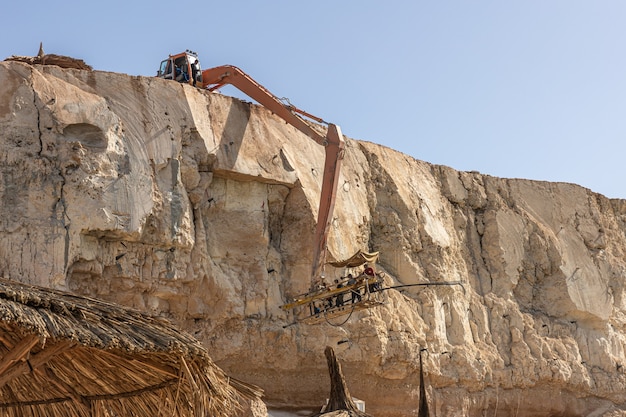 El proceso de extracción de rocas de un acantilado en Egipto.