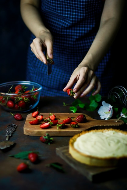 Foto gratuita proceso de hacer tarta con fresas