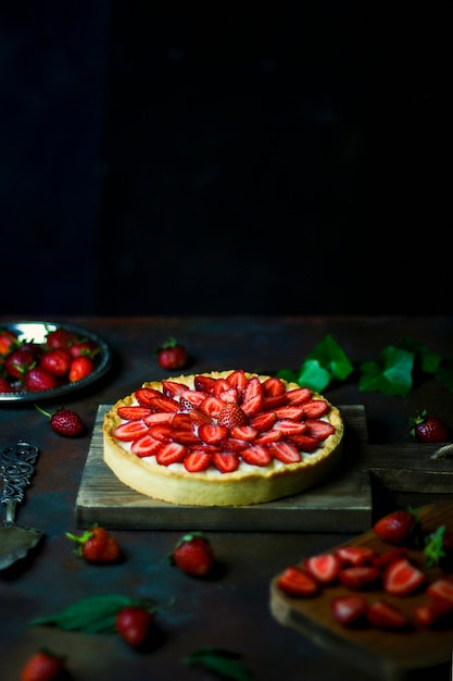 Foto gratuita proceso de hacer tarta con fresas