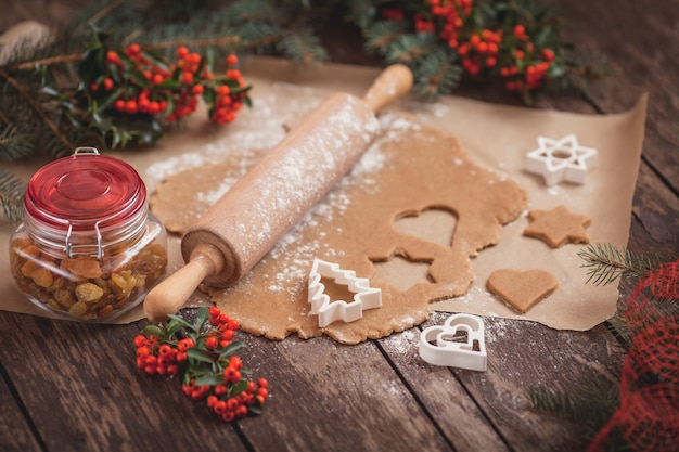 Foto gratuita el proceso de hornear galletas caseras.