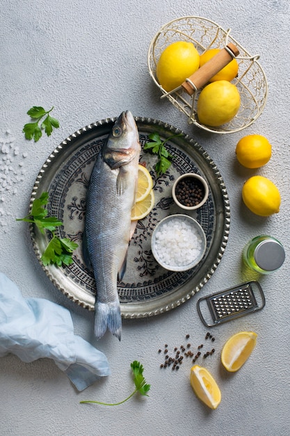 Foto gratuita proceso de limpieza de mariscos en la cocina.