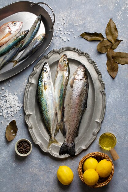 Proceso de limpieza de mariscos en la cocina.