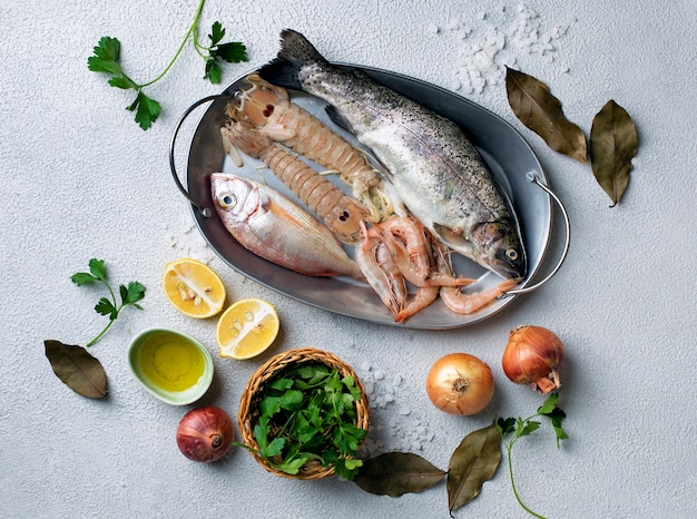 Foto gratuita proceso de limpieza de mariscos en la cocina.