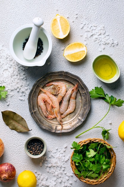 Proceso de limpieza de mariscos en la cocina.