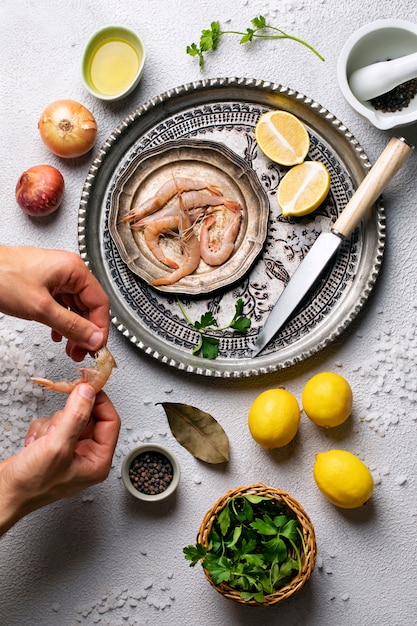 Foto gratuita proceso de limpieza de mariscos en la cocina.