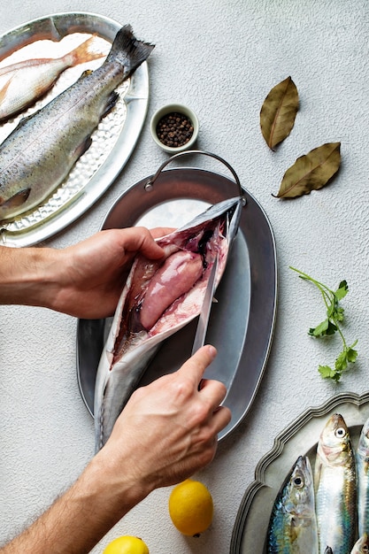 Foto gratuita proceso de limpieza de mariscos en la cocina.