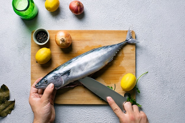 Proceso de limpieza de mariscos en la cocina.