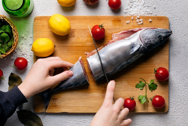 Proceso de limpieza de mariscos en la cocina.