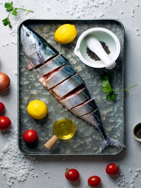 Proceso de limpieza de mariscos en la cocina.