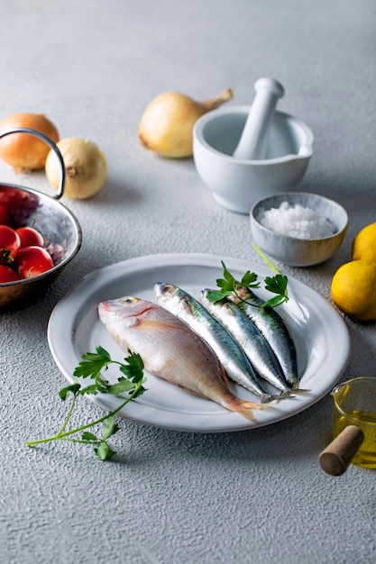 Proceso de limpieza de mariscos en la cocina.