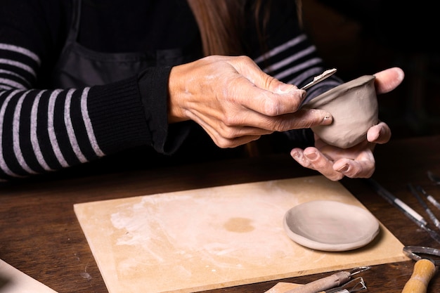 Proceso de maceta de modelado artesanal