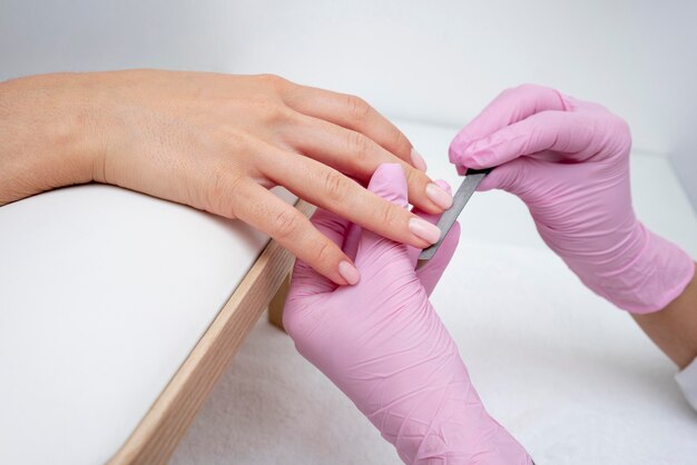 Proceso de manicura para el cuidado de las uñas.