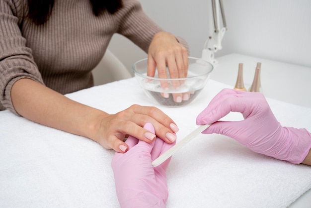 Proceso de manicura para el cuidado de las uñas.